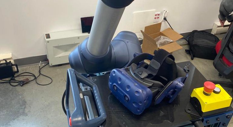 Téléopération d’un manipulateur robotique mobile par réalité virtuelle pour la maintenance et l’apprentissage de tâches